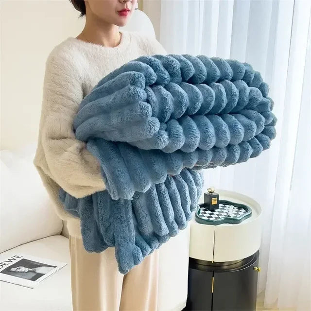 Warme en zachte pluche deken LuxuraWrap, creëert gezellige sfeer in huis.