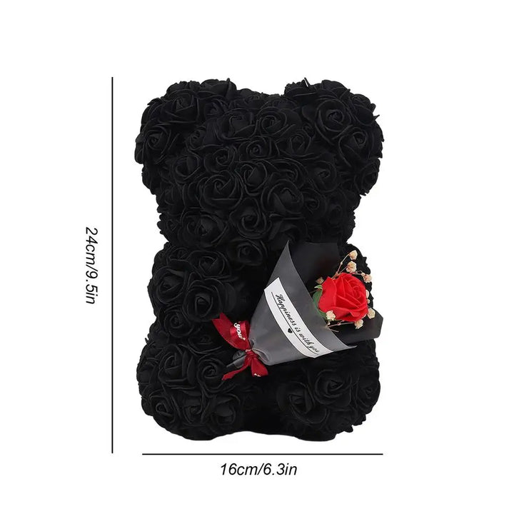 Detail van zachte pluche teddybeer knuffel die een rode bloem vasthoudt; romantisch liefdesgeschenk.