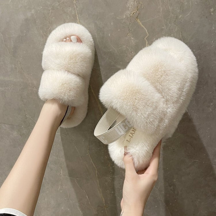 Lichtgewicht en zachte dames slippers, pluizig materiaal dat zorgt voor comfort en warmte tijdens de winter.