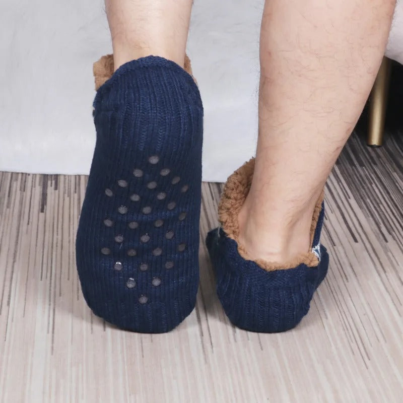 Stapel diverse warme antislip huissokken, ideaal voor de herfst en winter, bieden comfort en grip binnenshuis.