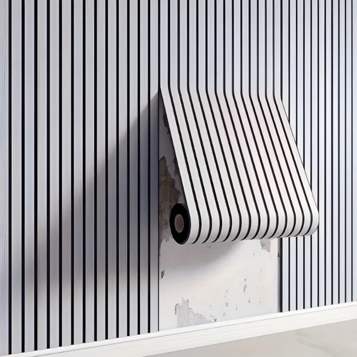 Close-up van 3D zelfklevende houtlook wandpanelen in lichtbruin, perfect voor snelle DIY interieurdecoratie.