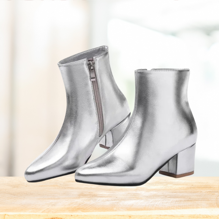 "Zilveren dames enkellaarsjes met glanzende metallic afwerking, enkelhoogte, geschikt voor casual en elegante outfits."