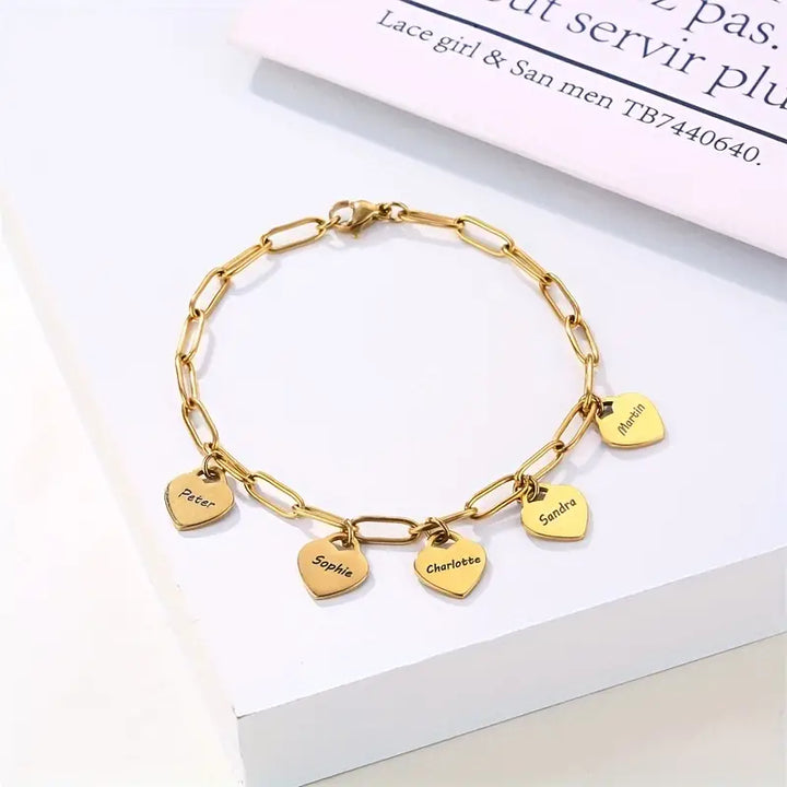 Custom gegraveerde hartjes damesarmband, uniek en handgemaakt.