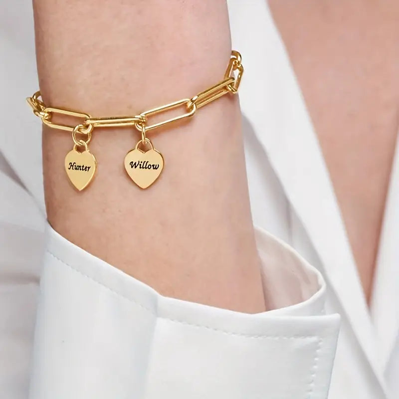 Persoonlijke damesarmband met delicate gegraveerde hartjes.