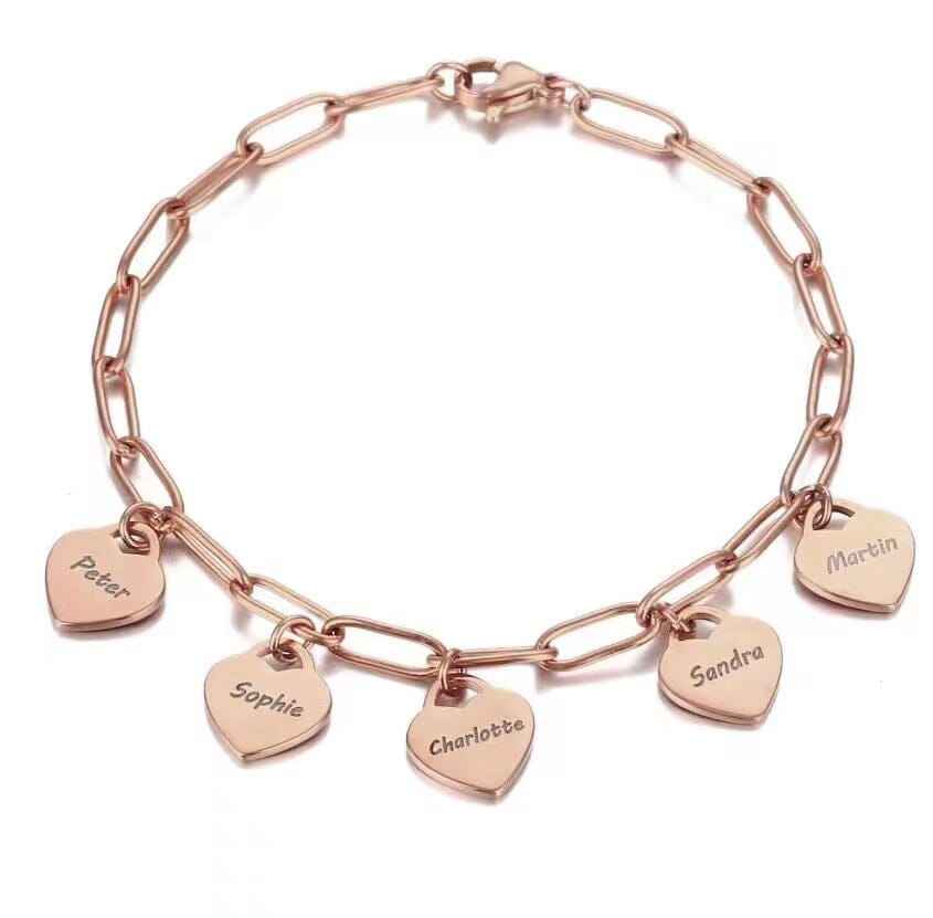 Zilverkleurige damesarmband met gegraveerde hartjes, dierbaren dichtbij.
