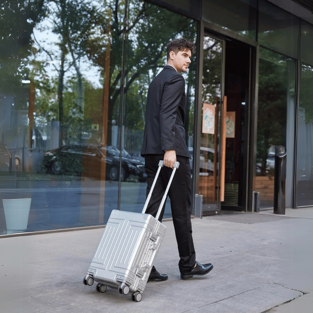 Luxe zilveren aluminium reiskoffer, ideaal voor zakenreis en vakantie bagage, duurzaam en stijlvol.