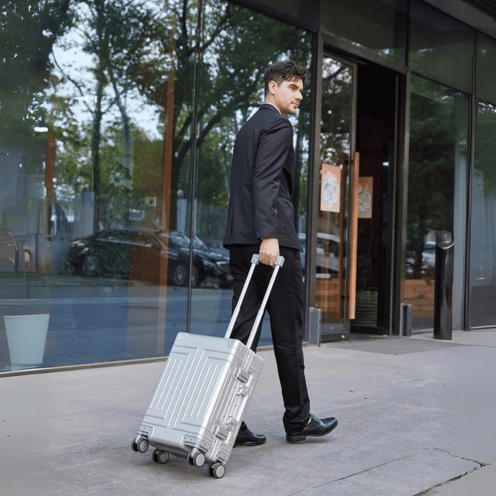 Luxe zilveren aluminium reiskoffer, ideaal voor zakenreis en vakantie bagage, duurzaam en stijlvol.