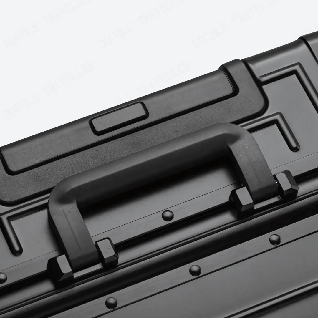 Compacte zilveren aluminium handbagage koffer met veilig TSA slot, perfect voor korte trips.