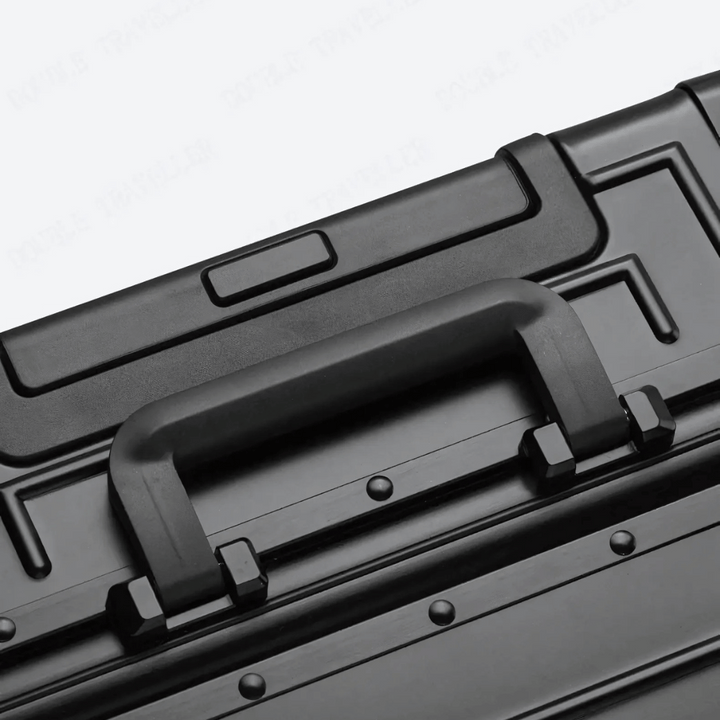 Compacte zilveren aluminium handbagage koffer met veilig TSA slot, perfect voor korte trips.