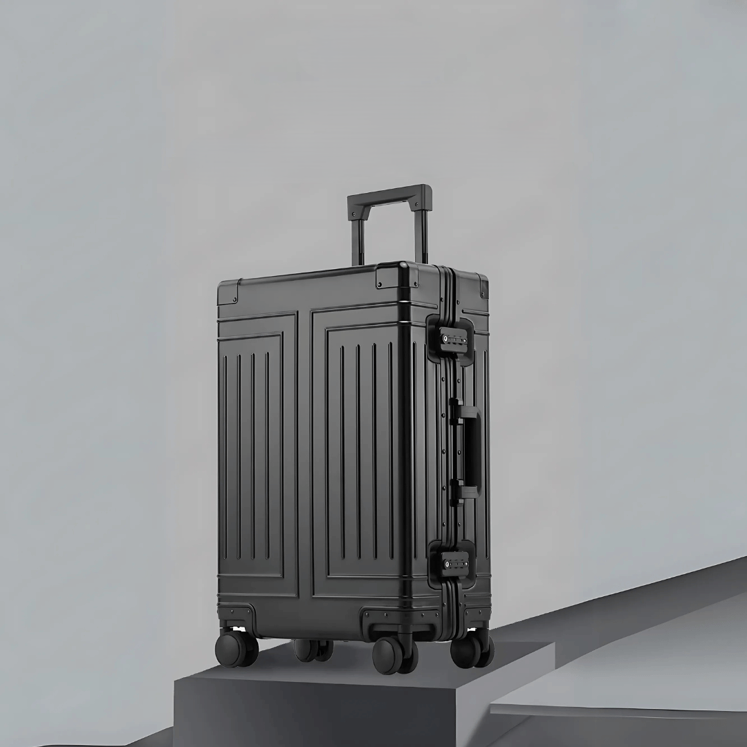 Open luxe aluminium koffer toont georganiseerde compartimenten voor al uw reisaccessoires.