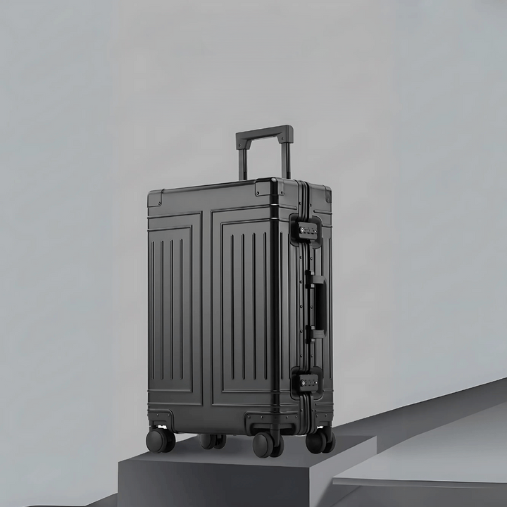 Open luxe aluminium koffer toont georganiseerde compartimenten voor al uw reisaccessoires.