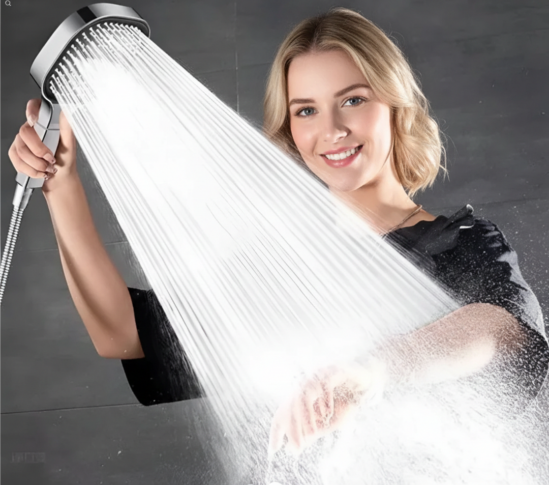 Zilveren hoogdruk douchekop met turboboost en waterfiltratie voor een krachtige, zuivere straal in uw badkamer.