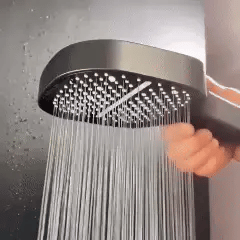 Zilveren douchekop met ingebouwde filtratie voor schoner water en een gezonde, verfrissende douche.