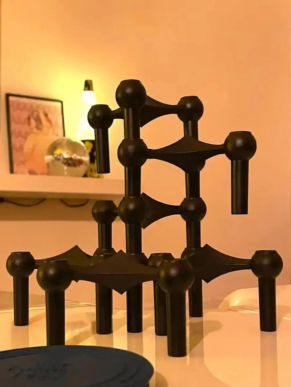 "Zilveren Nordic moleculaire kaarsenhouder, modern design met elegante metalen structuur voor stijlvolle interieurdecoratie."