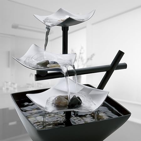 Zilveren tafel waterfontein met stromend water, ideaal voor rustgevende interieurdecoratie.