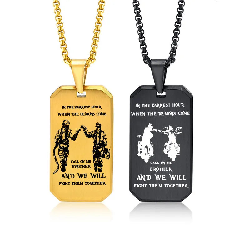 Zilverkleurige heren dog tag ketting, gepolijst en klaar voor personalisatie. Een tijdloos herensieraad.