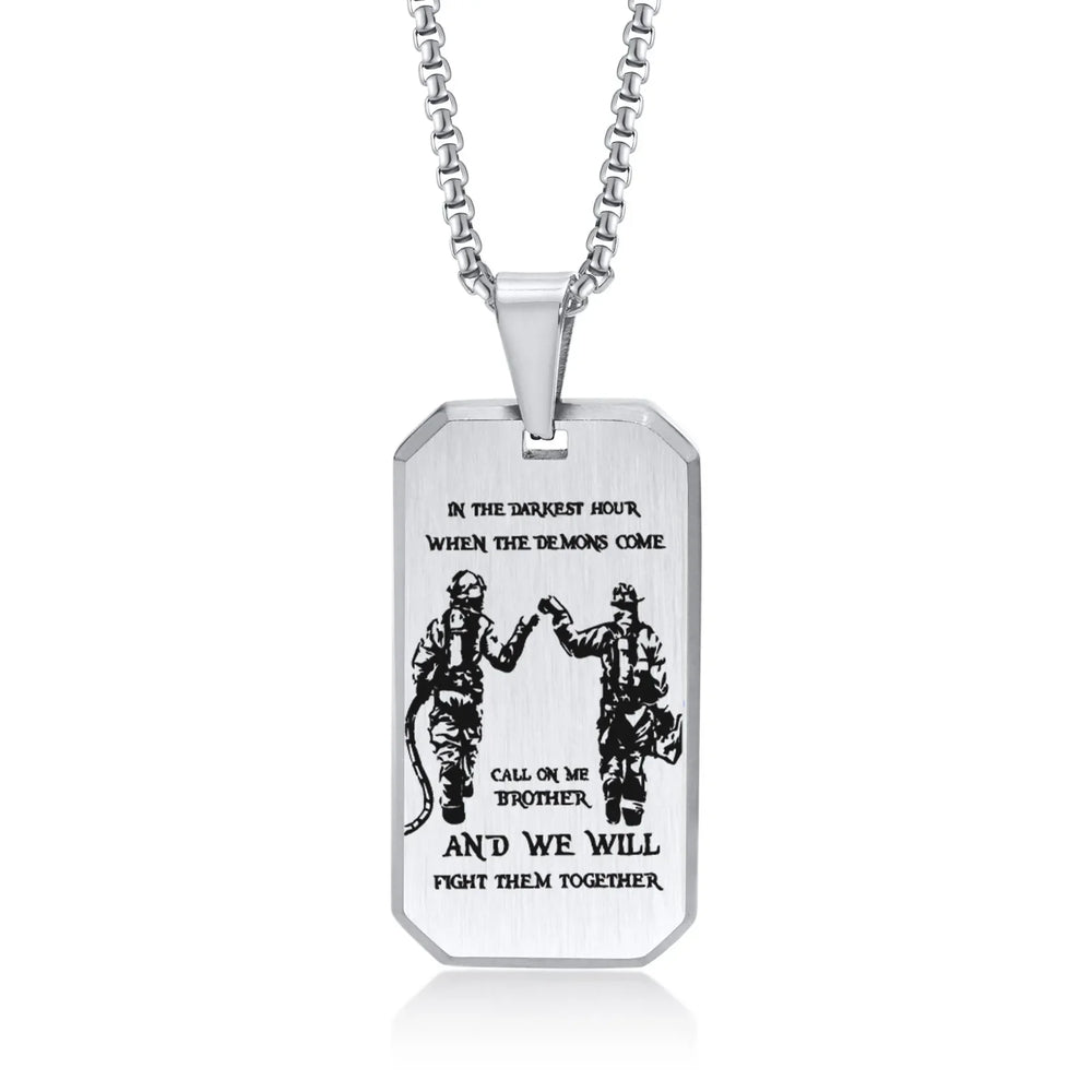 Gedetailleerde foto van een gepersonaliseerde heren dog tag ketting, symbool van broederschap en uniek geschenk.