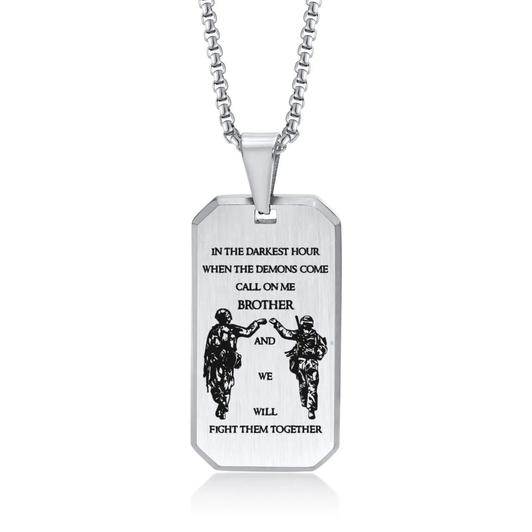 Close-up van een symbolische broederschap dog tag ketting, een betekenisvol en tijdloos heren accessoire.