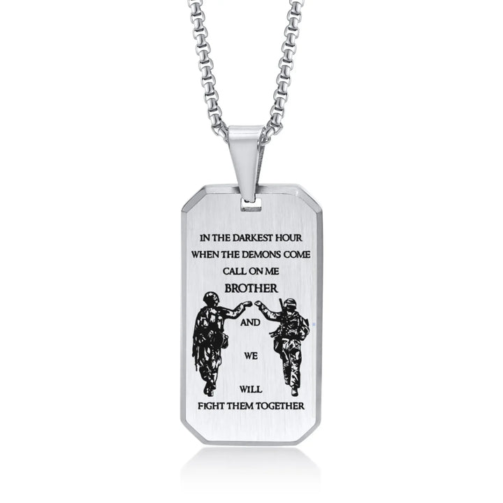 Close-up van een symbolische broederschap dog tag ketting, een betekenisvol en tijdloos heren accessoire.