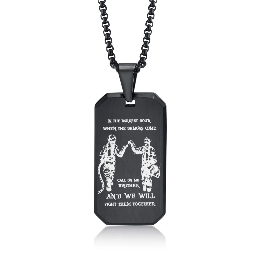 Gedetailleerde gravering op een gepersonaliseerde heren dog tag ketting, een uniek herensieraad en geschenk.