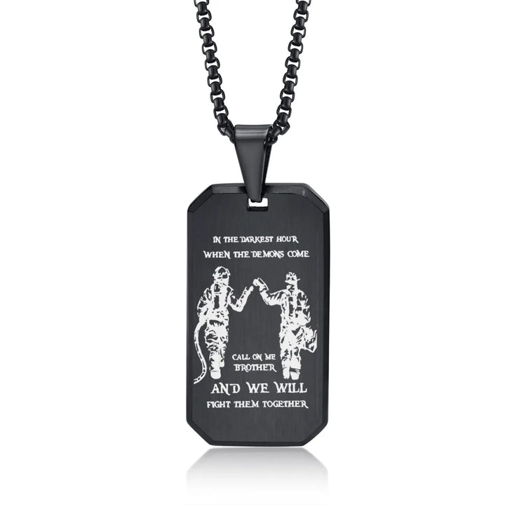 Gedetailleerde gravering op een gepersonaliseerde heren dog tag ketting, een uniek herensieraad en geschenk.