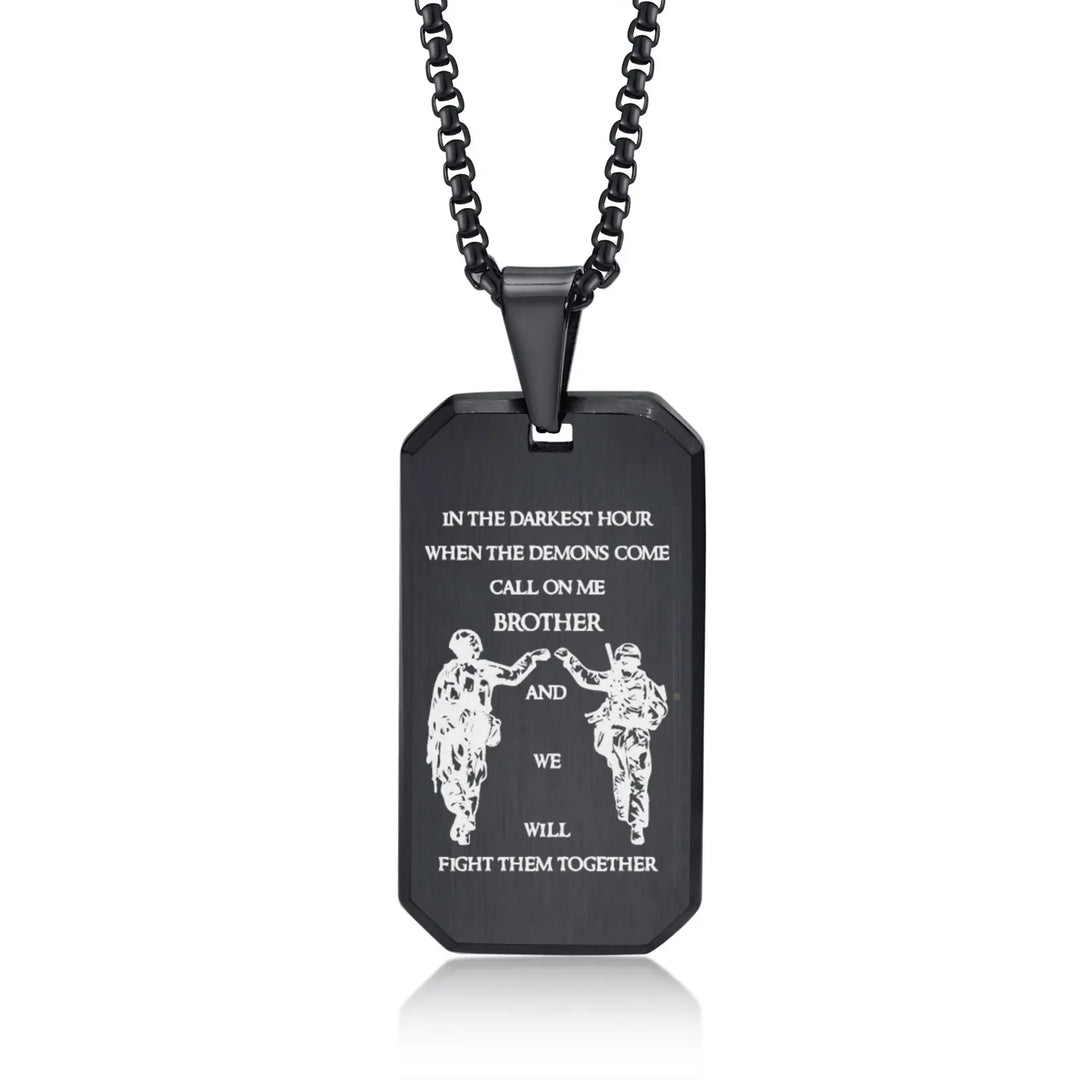 Heren dog tag ketting elegant gedragen, toont hoe het sieraad past bij moderne mannen als accessoire.