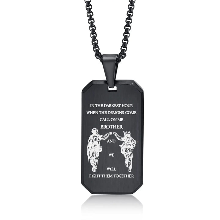 Heren dog tag ketting elegant gedragen, toont hoe het sieraad past bij moderne mannen als accessoire.