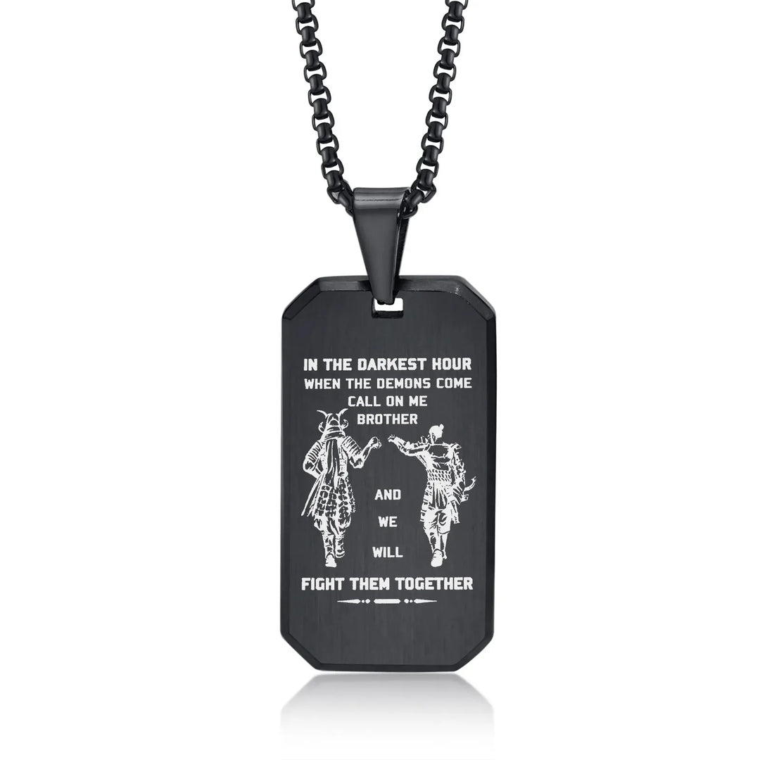 Tijdloze heren dog tag ketting met symbolische gravering, een sterk gebaar van broederschap en uniek geschenk.