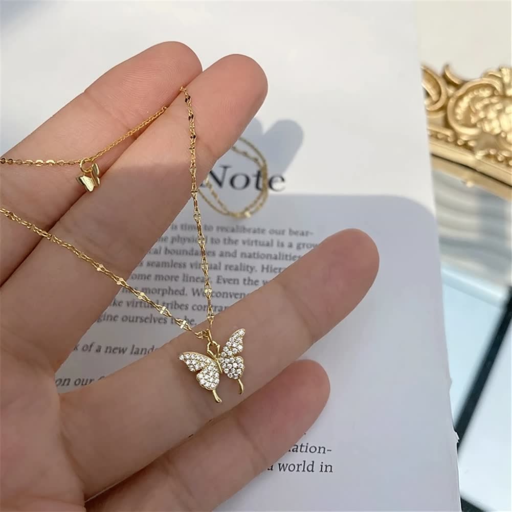 Stijlvolle zilverkleurige vlinderketting voor vrouwen, een verfijnd modeaccessoire.