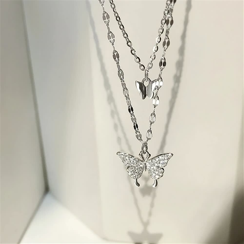 Zilveren vlinderketting voor dames, elegant en tijdloos, een uniek mode statement.