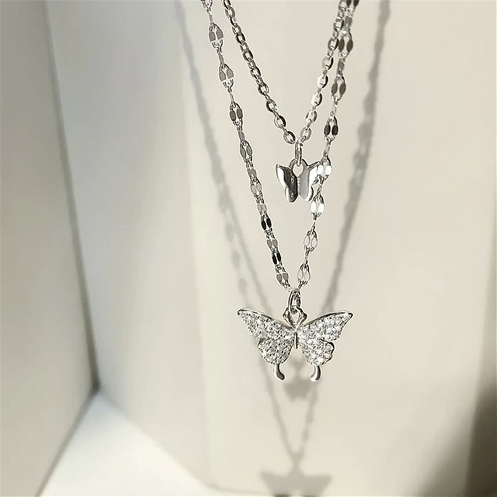 Zilveren vlinderketting voor dames, elegant en tijdloos, een uniek mode statement.