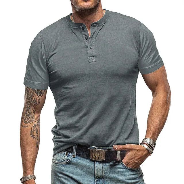 Trendy heren henley shirt voor de zomer, een stijlvolle en veelzijdige toevoeging aan je garderobe.