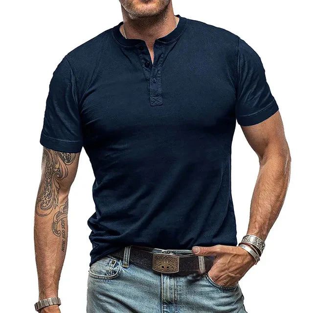 Ontspannen heren henley T-shirt met korte mouwen, comfortabel voor warme zomerdagen.