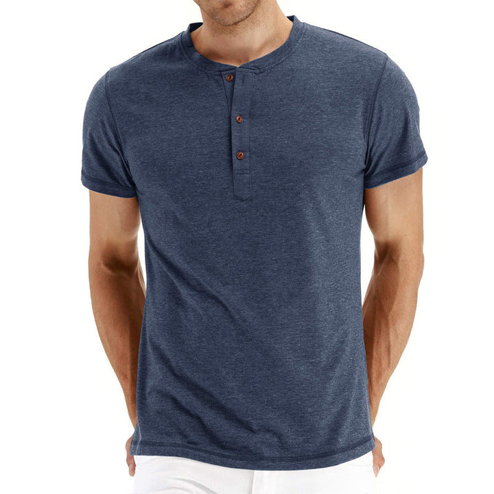 Zomers katoenen heren t-shirt Finn met drieknoopsluiting, stijlvol en comfortabel.