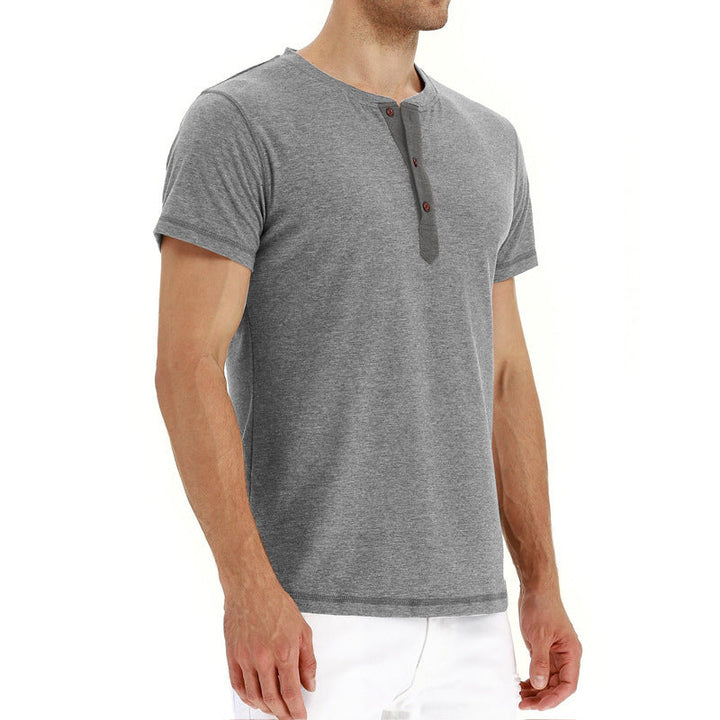 Comfortabel Finn t-shirt voor heren, katoen met korte mouwen en drieknoopsluiting.