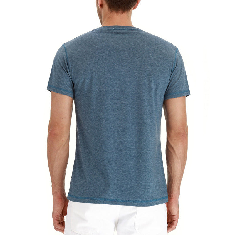 Heren t-shirt met knoopdetail, stijlvol en ademend, ideaal voor zomerse activiteiten.