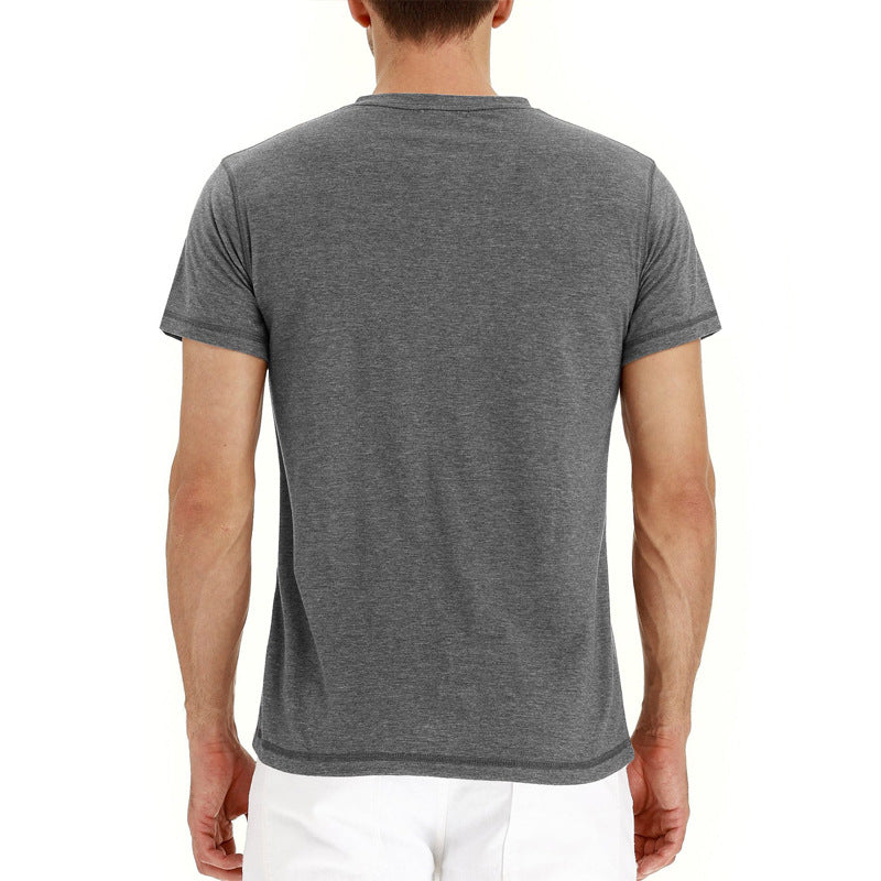 Heren zomer t-shirt: stijlvol katoen, korte mouwen en drieknoopsluiting, essentieel voor herenmode.