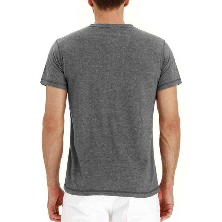 Heren zomer t-shirt: stijlvol katoen, korte mouwen en drieknoopsluiting, essentieel voor herenmode.