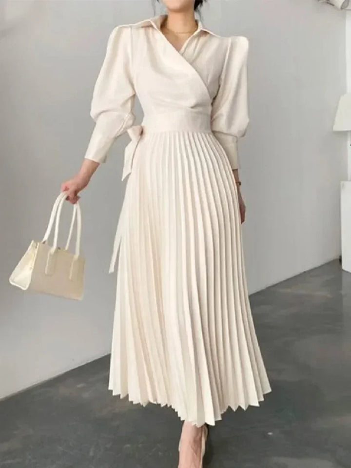 Zomerse A-lijn maxi jurk met plooien en lapel kraag, luchtige pasvorm, perfect voor elke gelegenheid en zomerse flair.