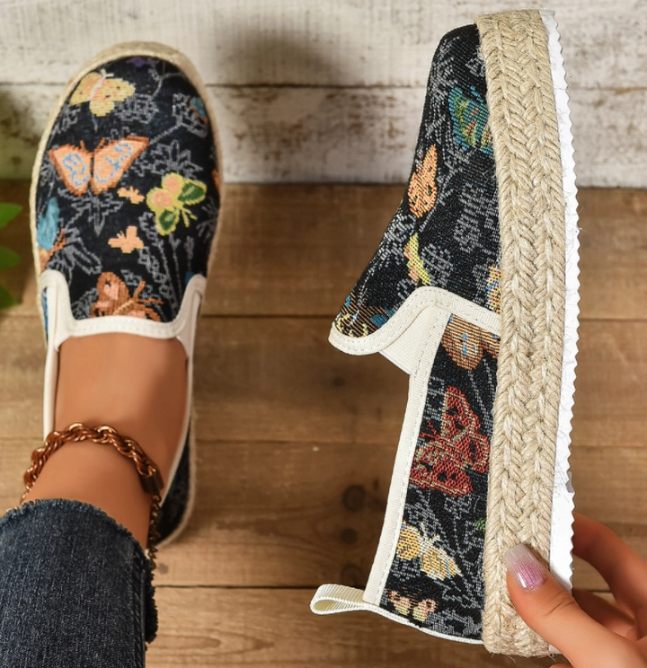 Zomerse dames platform espadrilles met vrolijke bloemenprint, ideaal voor festivals en vakanties. Comfortabel en retro.