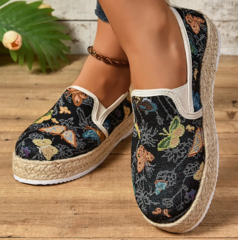 Elegante dames platform espadrilles ‘Fleur’ met levendige bloemenprint en jute zool. Perfecte zomerse voetmode.