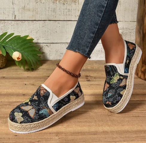Trendy dames platform espadrilles met kleurrijke bloemenprint. Comfortabele retro sandalen voor een stijlvolle zomerlook.