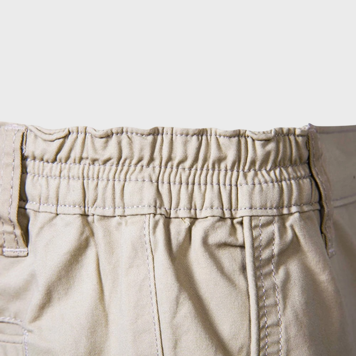 Basic heren shorts, een essentieel kledingstuk voor een relaxte en modieuze zomerlook.