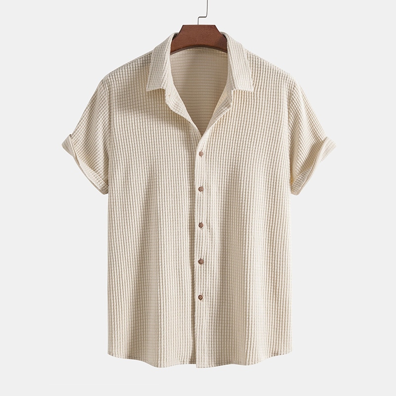 Beige heren loungeset met wafelstructuur: ademend poloshirt en short, ideaal voor zomerse dagen.