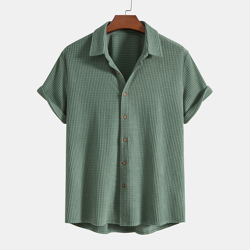 Stijlvolle heren outfitset met wafelstructuur: comfortabel poloshirt en short voor zomerse ontspanning.