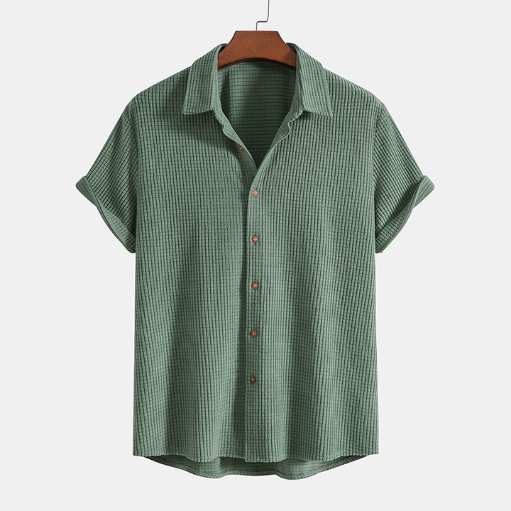 Stijlvolle heren outfitset met wafelstructuur: comfortabel poloshirt en short voor zomerse ontspanning.