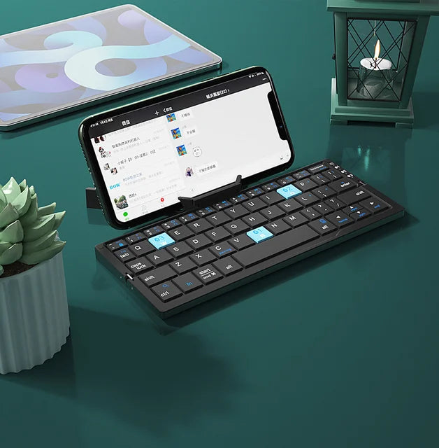 Zwart draadloos opvouwbaar Bluetooth toetsenbord; universeel, portable en compact voor productiviteit onderweg.