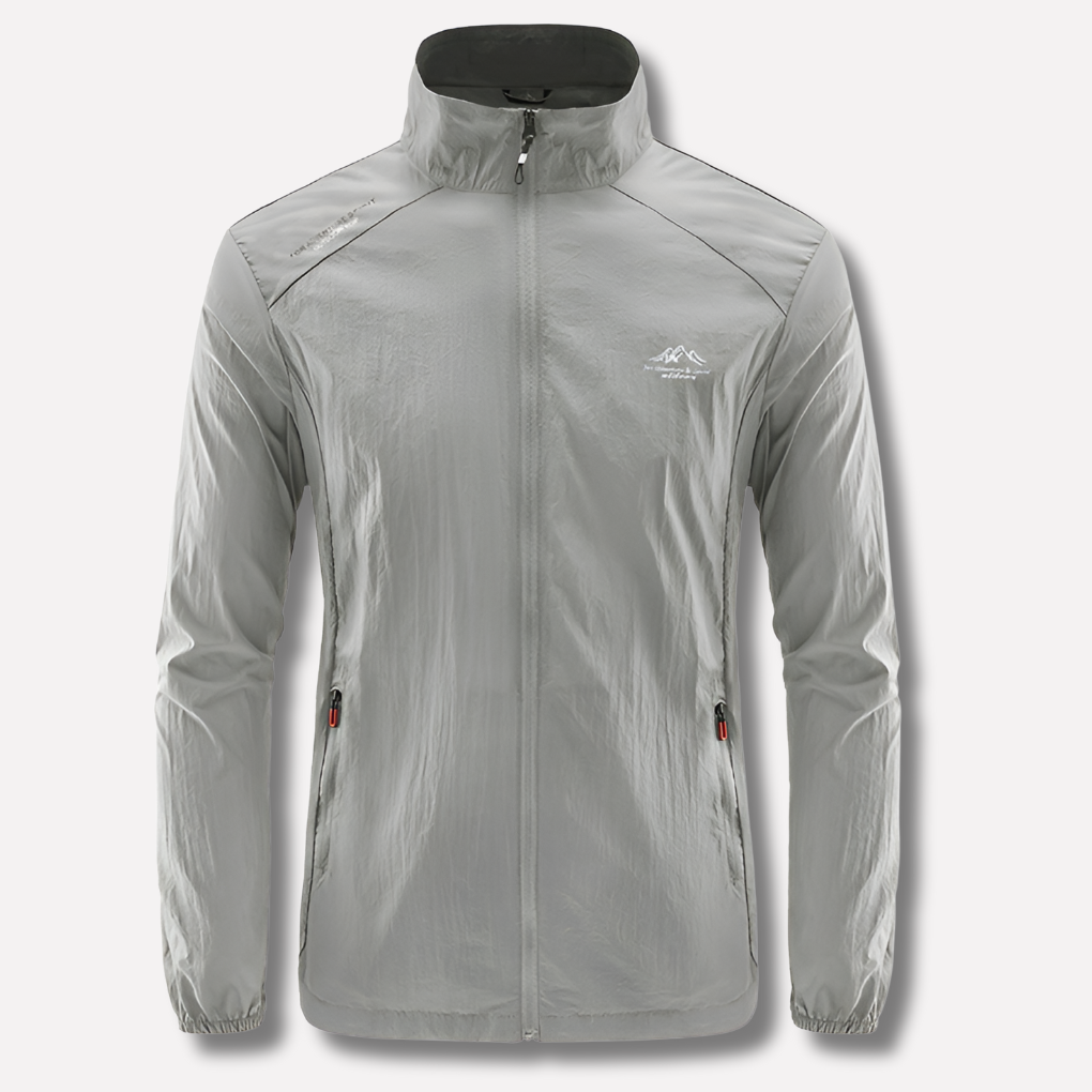 Model draagt comfortabel lichtgewicht heren windjack. Winddichte zomerjas perfect voor sportieve buitenactiviteiten.