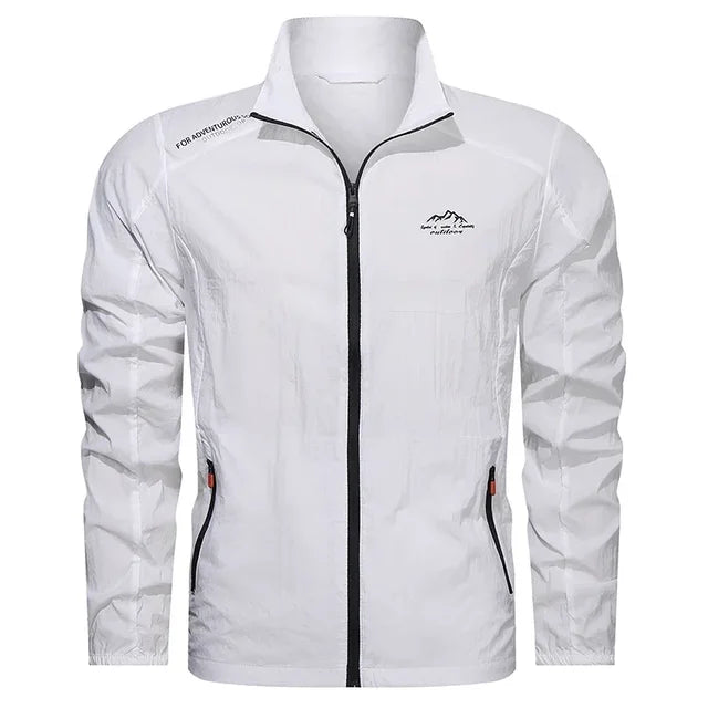 Detail van waterafstotend lichtgewicht heren windjack. Winddicht, met rits, perfecte buitenkleding voor mannen.