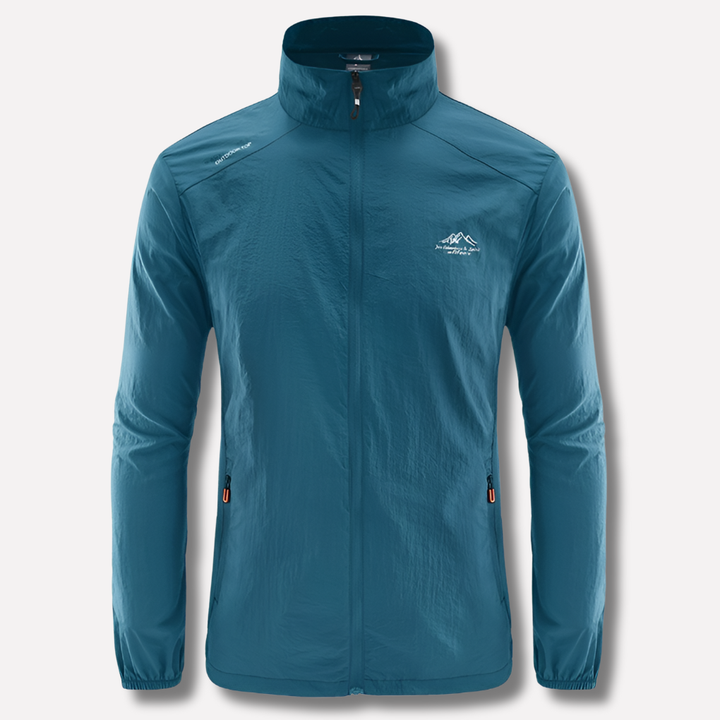Opgevouwen lichtgewicht heren windjack, makkelijk mee te nemen. Winddichte zomerjas voor casual en sportief gebruik.